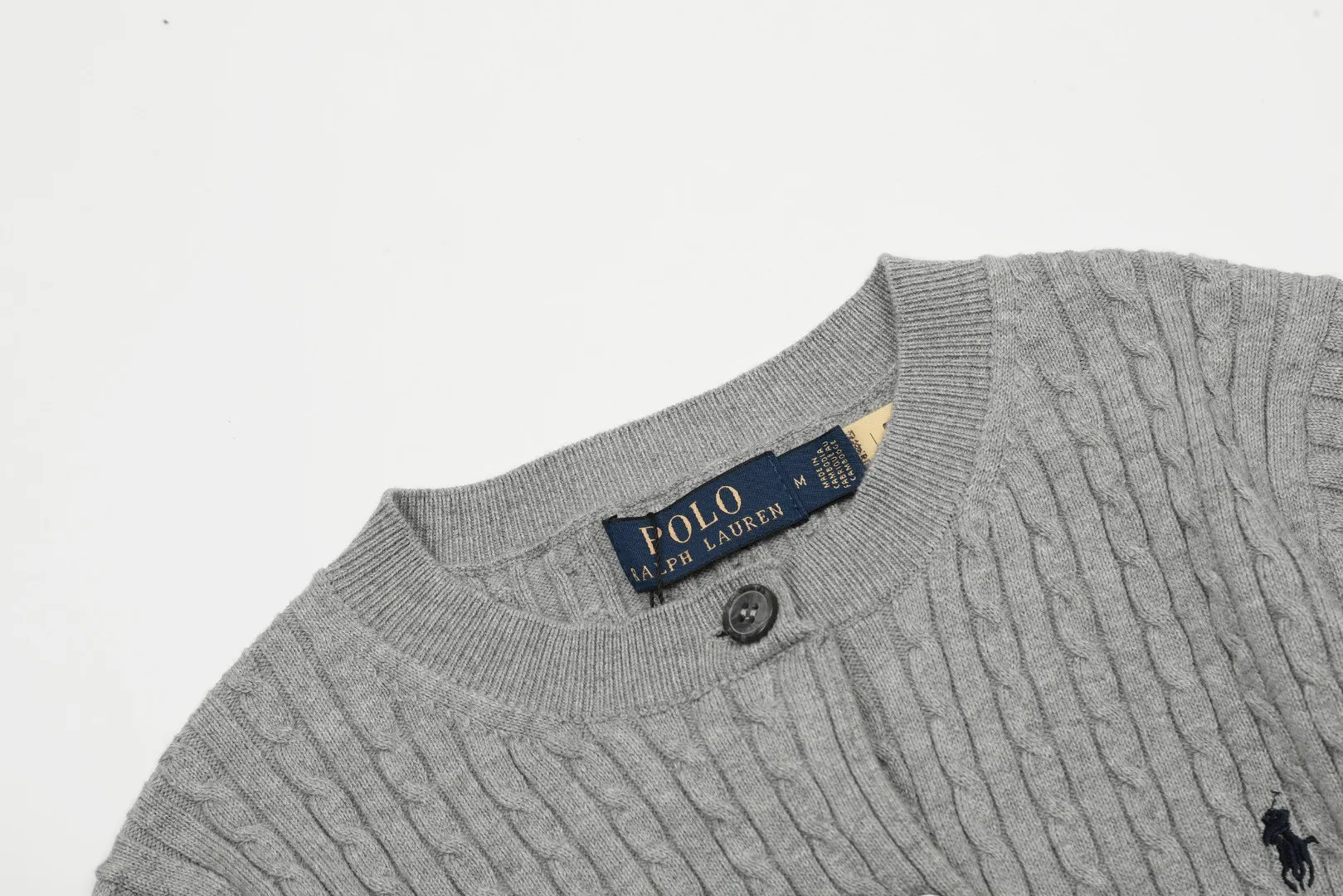 P210 Top quality" Style number: DS005# (not off the shelves all year round) [Ralph Lauren round neck solid color pony embroidery logo knitted cardigan long sleeves] ✅Ralph Lauren Ralph Lauren classic basic versatile twist knitted cardigan long sleeves ✅Main supplier platform live broadcast Wholesale entity Replenish when out of stock Not off the shelf ✅ZP quality 1:1 version Scan the code to enter the GF website Counter quality ✅Detailed quality is the only one in Guangzhou Imported quality cotton yarn, focusing on high-end, cost-effective, good quality, needless to say ✅Zhao Lusi's same style is really amazing, so sweet, so beautiful. This cardigan is really good-looking ✅The upper body is simple and easy to match. A must-have for goddess ootd. Good-looking clothes are never picky. A must-have in the goddess' wardrobe. Size: S-XL Color: Black, almond, gray, navy blue, pink, white, light blue, taro purple, rose red, white label, big red and blue label